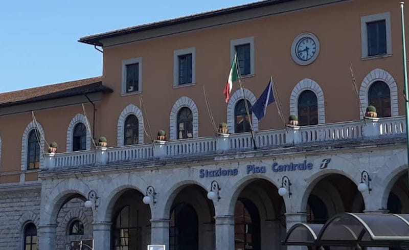 Treno con mezzi militari bloccato alla stazione di Pisa da manifestanti