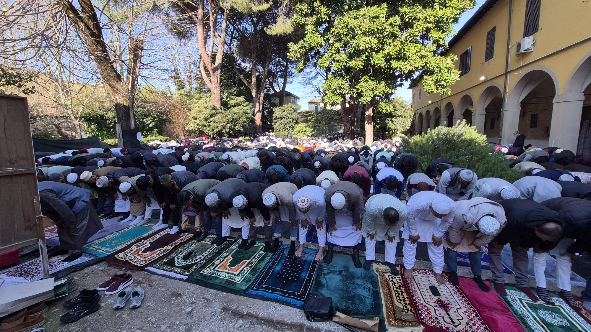 Una Bella Ramadan: Preghiera dei Fedeli Bengalese nel Complesso di San Domenico
