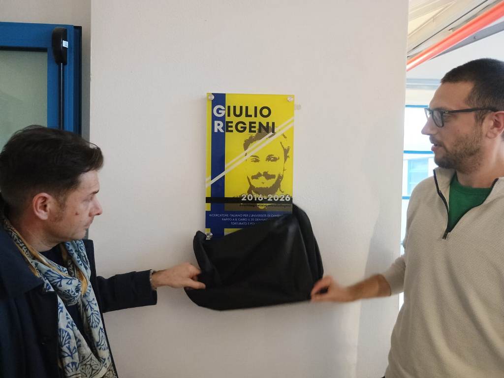 Una targa in memoria di Giulio Regeni presso la Biblioteca Gronchi di Pontedera
