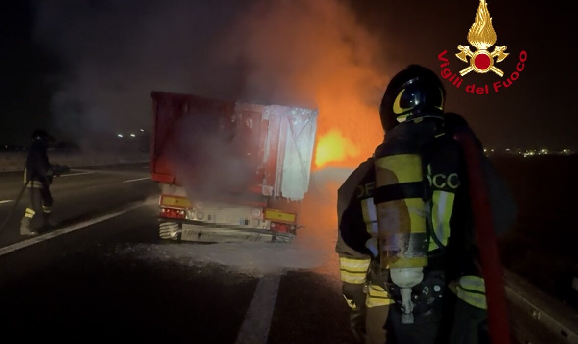 Incendio di un container sull'A1 a Campi Bisenzio: nessun ferito