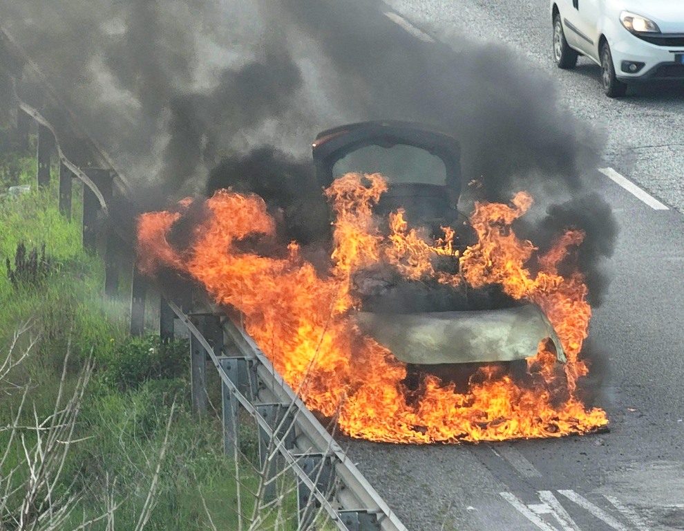 Auto in fiamme lungo la Fi-Pi-Li all'uscita di Pontedera