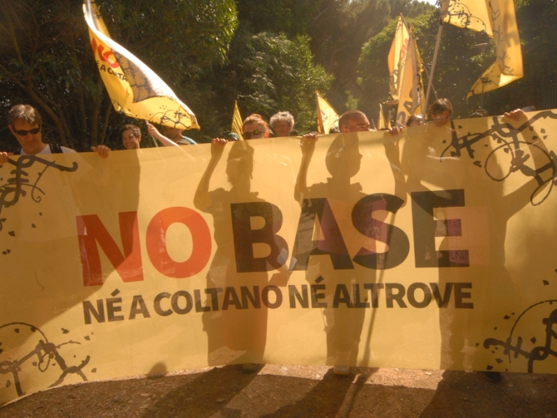 A Pisa 500 in corteo davanti a Camp Darby: "La base USA deve essere chiusa"