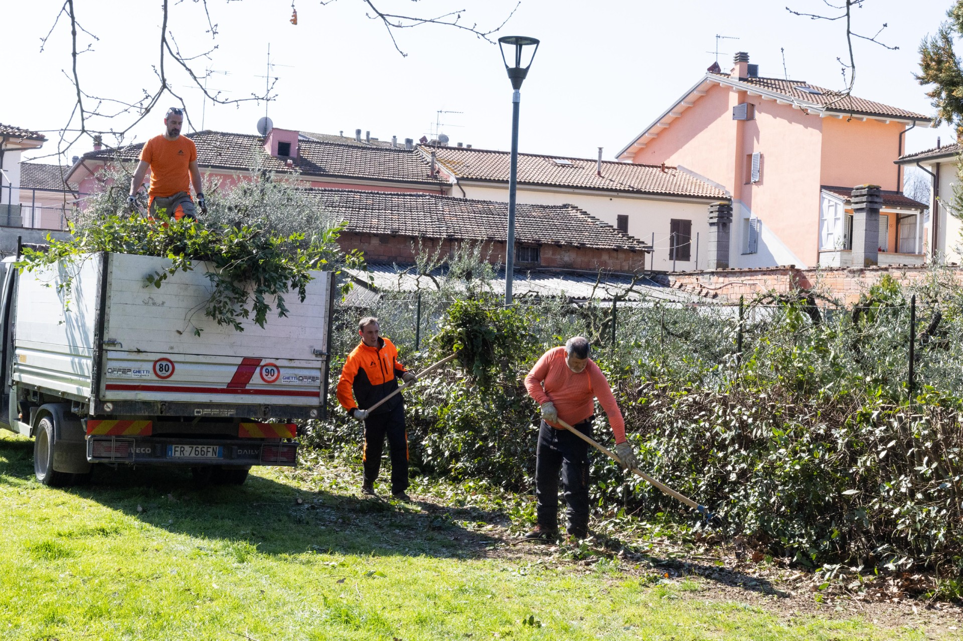 Al via la manutenzione del verde pubblico a Certaldo: tre cicli di sfalcio da aprile a settembre" can be rewritten as:

"Prende il via la cura del verde pubblico a Certaldo: tre cicli di sfalcio da aprile a settembre.