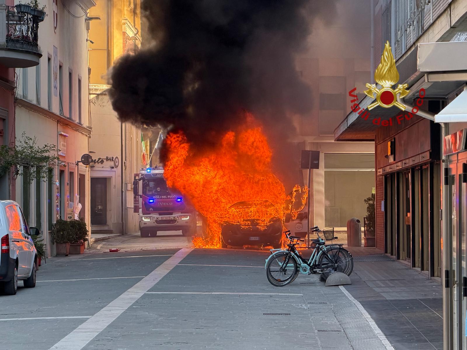 Ambulanza in fiamme ad Arezzo: volontari intossicati