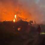Ancora in fiamme il Monte Faeta, il vento rende tutto più complicato
