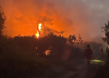 Ancora in fiamme il Monte Faeta, il vento rende tutto più complicato