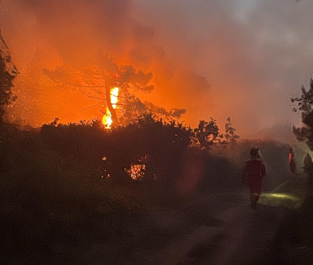 Ancora in fiamme il Monte Faeta, il vento rende tutto più complicato