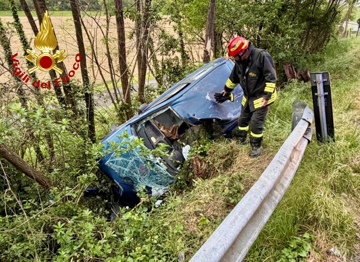 Auto fuori strada a Calcinaia: conducente soccorso dai vigili del fuoco