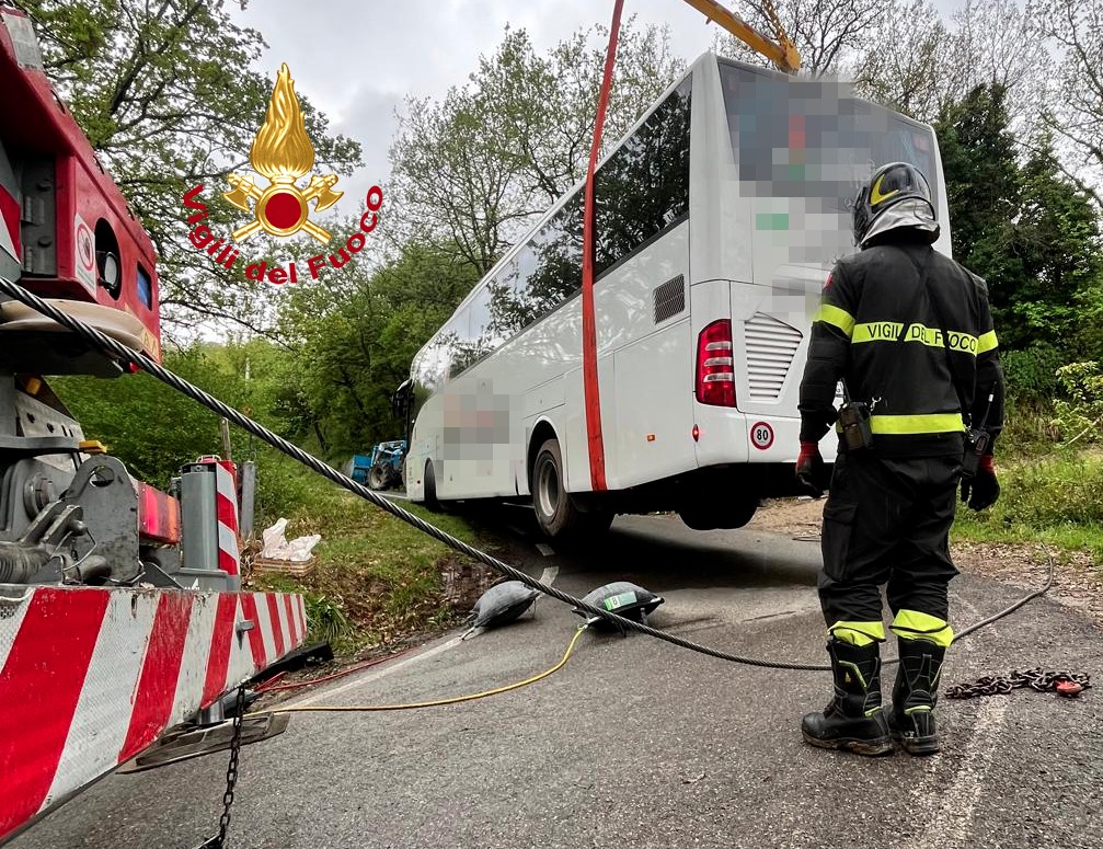 Autobus sulla strada a Vicchio, a bordo studenti diretti a Barbiana