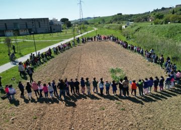 "Bombe di semi" al Parco dei Filosofi di Castelfiorentino: 150 studenti per il futuro prato fiorito