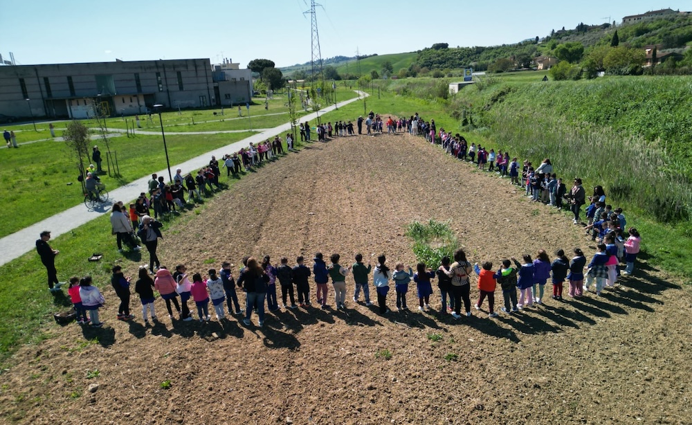 "Bombe di semi" al Parco dei Filosofi di Castelfiorentino: 150 studenti per il futuro prato fiorito