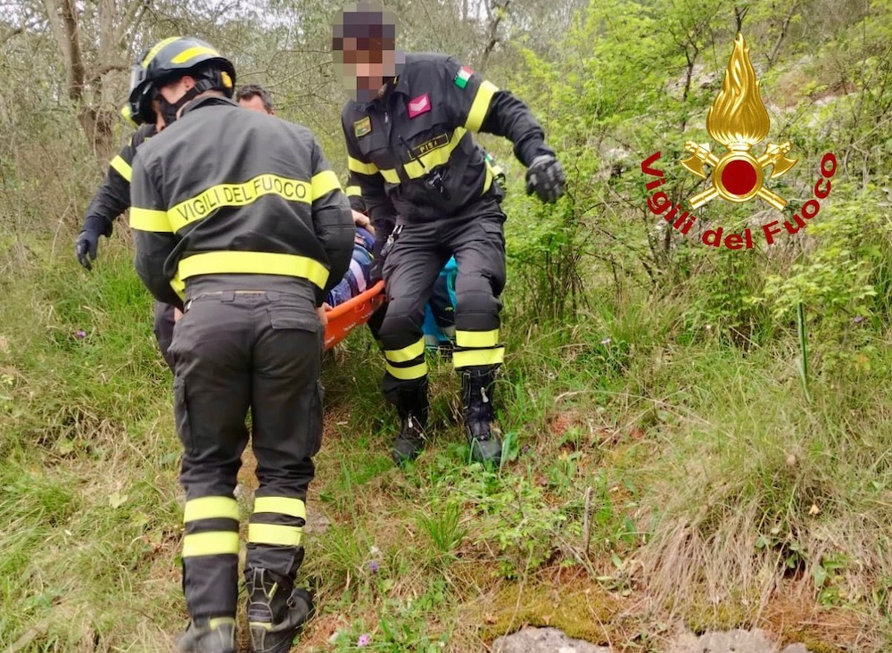 Cade e si ferisce nei boschi di Vecchiano: soccorso un uomo