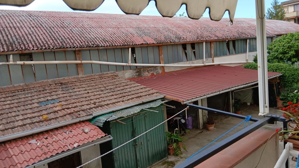 Capannone con amianto nei pressi di abitazioni e di un asilo: la segnalazione dei cittadini di Sovigliana