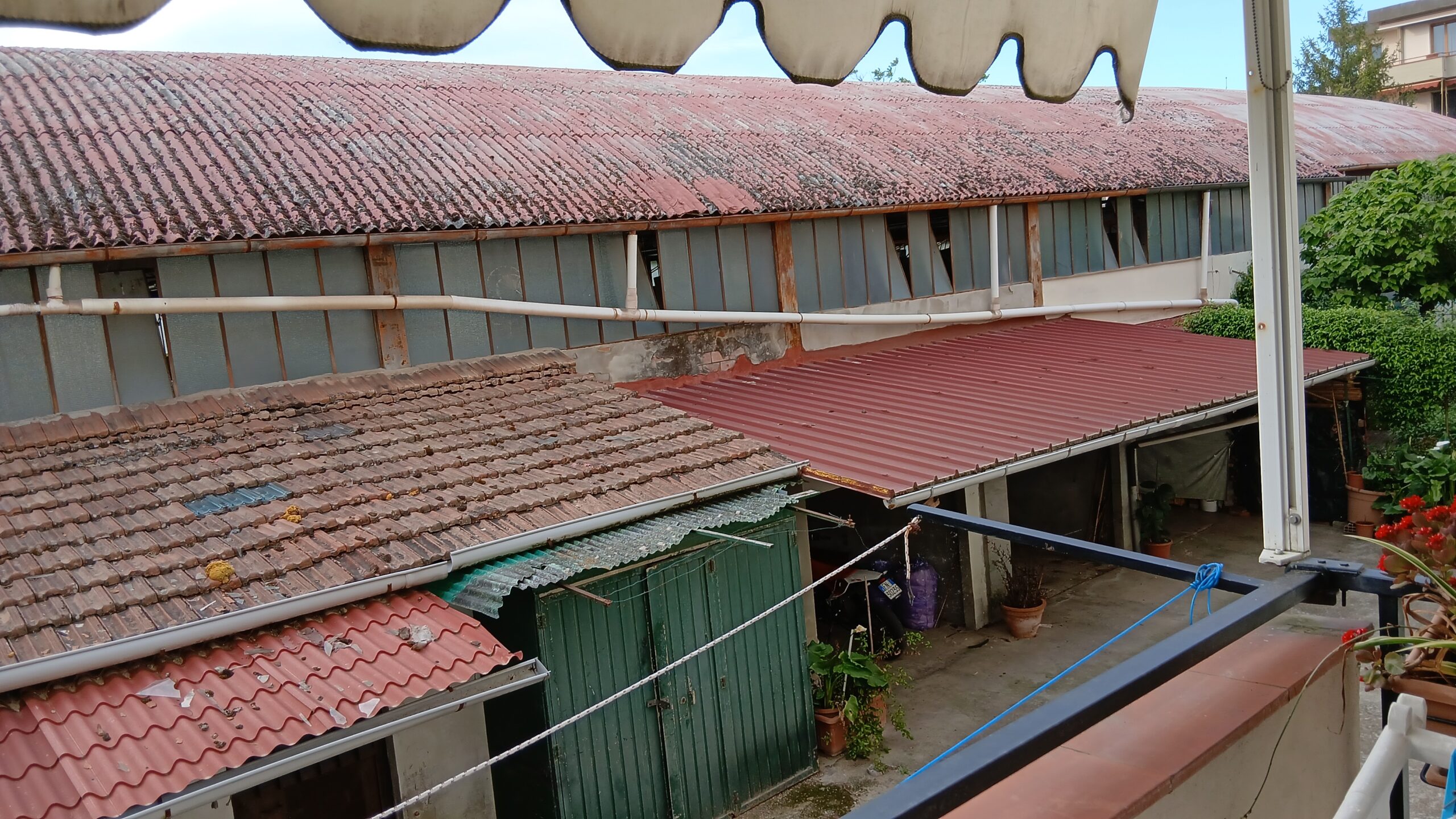 Capannone con amianto nei pressi di abitazioni e di un asilo: la segnalazione dei cittadini di Sovigliana