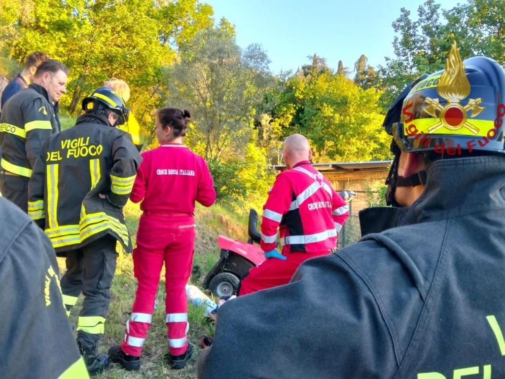 Castelsecco: si ribalta con il trattorino e perde la vita