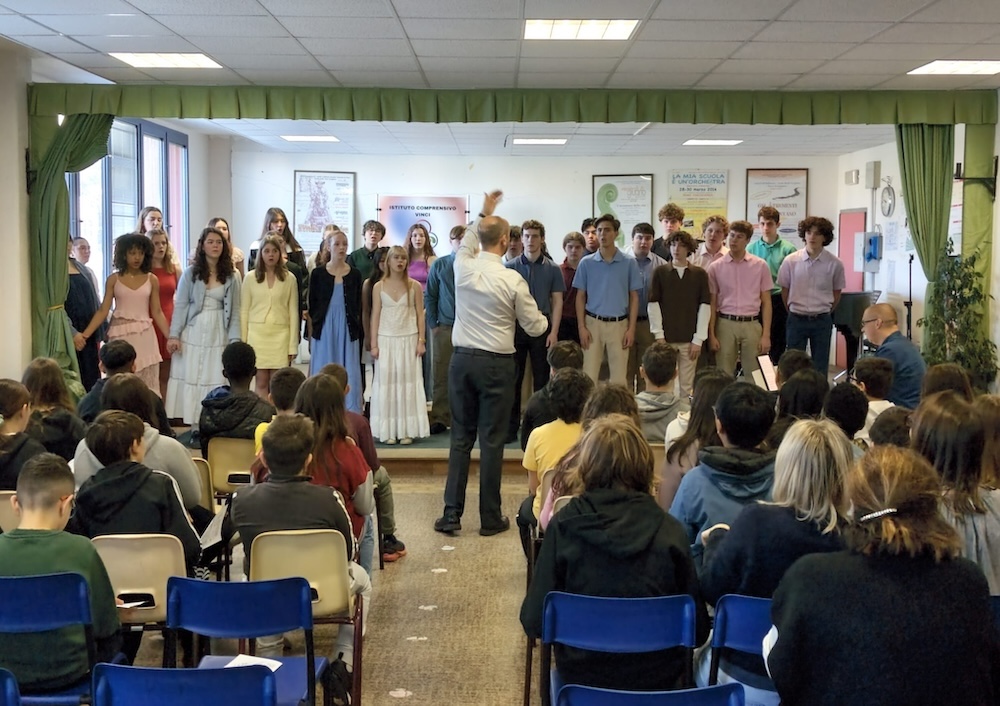 Dal New Jersey a Vinci: il coro giovanile della Hopewell Valley in scena alle scuole medie di Sovigliana