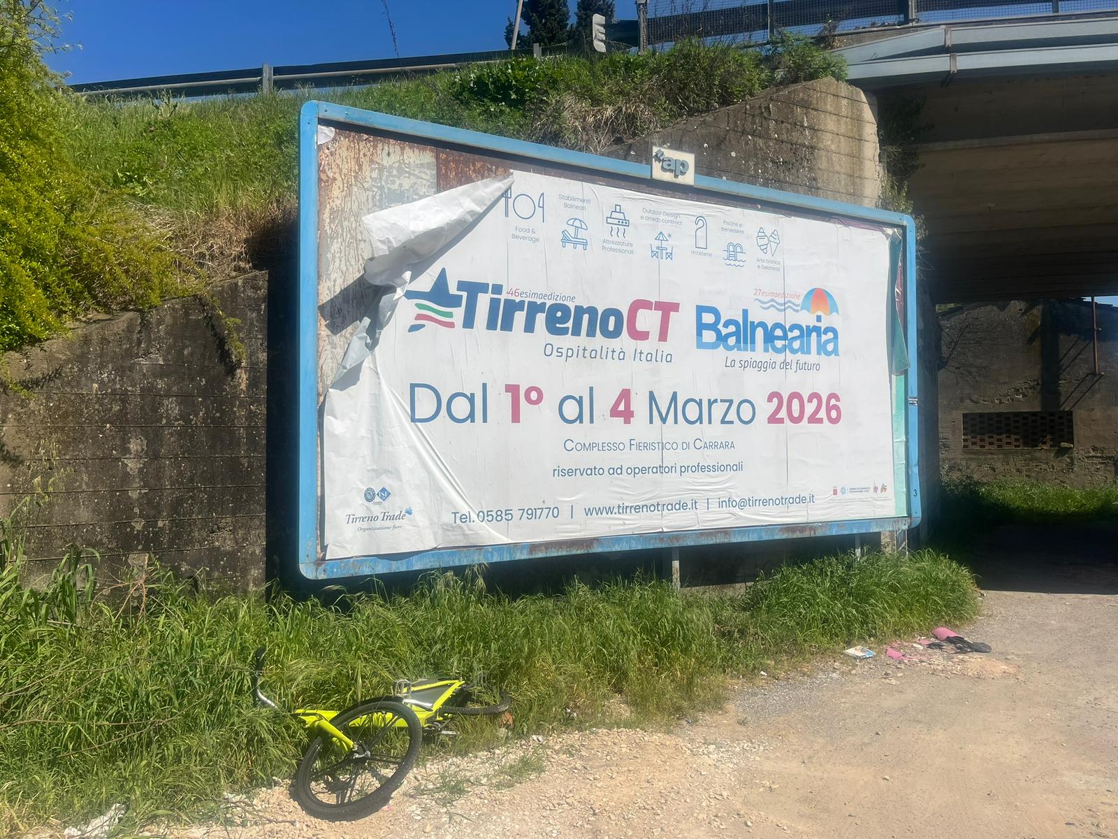 Degrado in via d'Avane: FdI chiede chiarimenti anche su una bici abbandonata