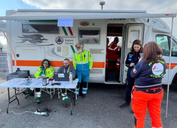 Esercitazione di protezione civile allo Scolmatore dell'Arno a Pontedera: 200 partecipanti mobilitati per affrontare il rischio di esondazioni.