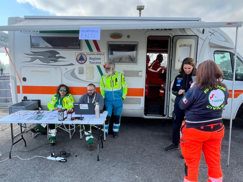 Esercitazione di protezione civile allo Scolmatore dell'Arno a Pontedera: 200 partecipanti mobilitati per affrontare il rischio di esondazioni.