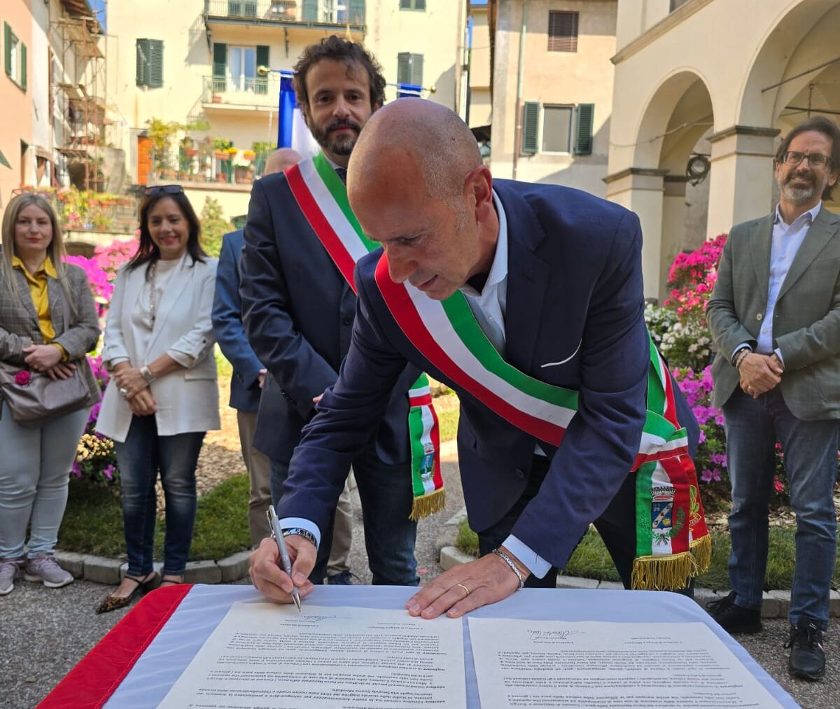 Firmato il Patto di Amicizia tra i Comuni di Stazzema e Borgo a Mozzano