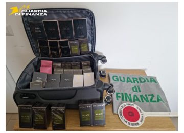 Furto al duty free dell’aeroporto di Pisa: tre uomini arrestati e sequestrati profumi di lusso