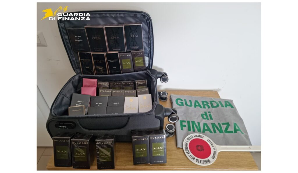 Furto al duty free dell’aeroporto di Pisa: tre uomini arrestati e sequestrati profumi di lusso