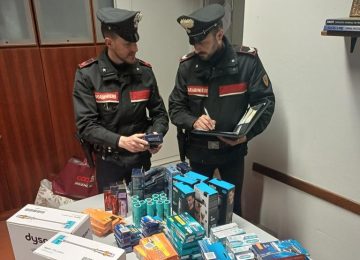 Furto di cosmetici e aspirapolveri per 4500 euro: due arresti a Cortona