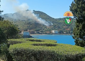 Incendio boschivo in rapida espansione a Monte Argentario, in azione due elicotteri