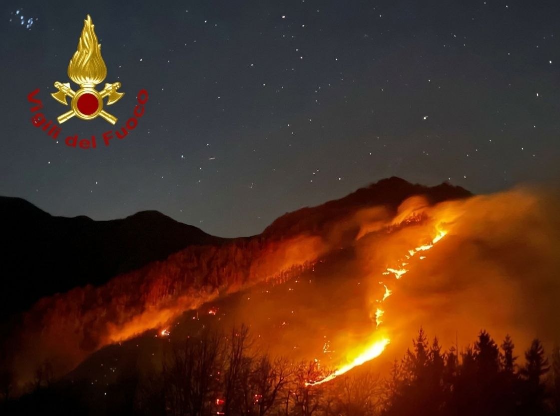 Incendio boschivo sull'Appennino bolognese, esteso fino al Pistoiese