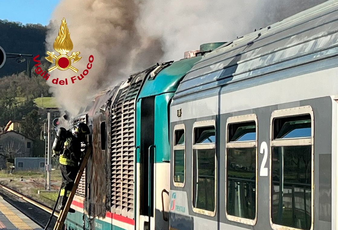 Incendio di un locomotore diesel alla stazione di Dicomanos.