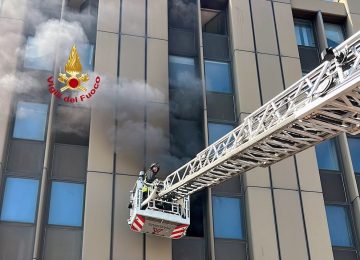Incendio in un edificio abbandonato all'Osmannoro, una persona soccorsa