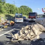 Incidente sull'A1: mezzo pesante perde il carico, traffico bloccato.