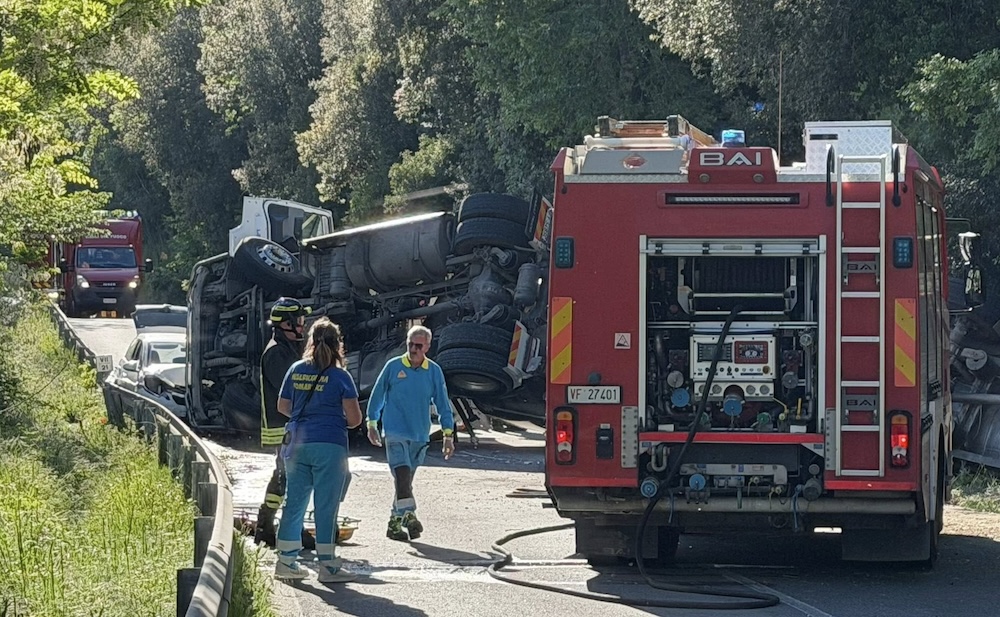 Ponteginori, grave incidente sulla SS68: tre feriti e strada chiusa