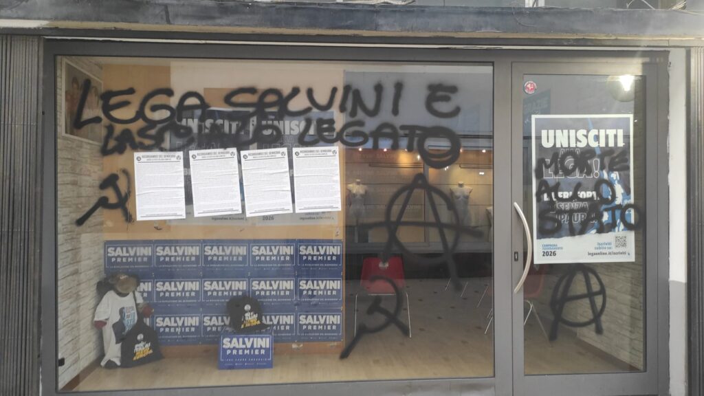 Lega Massa-Carrara: "Sede provinciale imbrattata da anarchici, clima di odio"