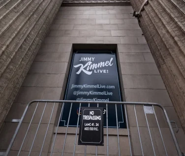 Melania vedova in attesa: la rabbia dei Trump e la risposta di Jimmy Kimmel