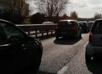 Mezzo in avaria sulla Siena-Firenze, traffico temporaneamente bloccato.