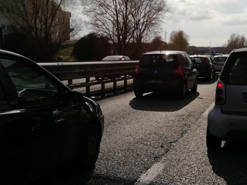 Mezzo in avaria sulla Siena-Firenze, traffico temporaneamente bloccato.