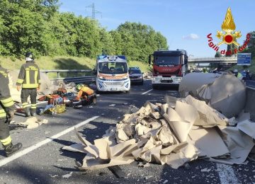 Mezzo pesante perde carico sull'A1: tragico incidente, muore un 25enne.
