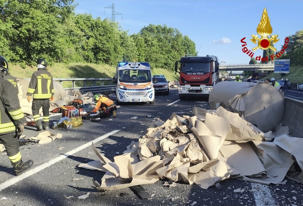 Mezzo pesante perde carico sull'A1: tragico incidente, muore un 25enne.