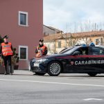 Minacce con bottiglia rotta e furto al supermercato: due arresti in centro a Viareggio