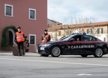 Minacce con bottiglia rotta e furto al supermercato: due arresti in centro a Viareggio