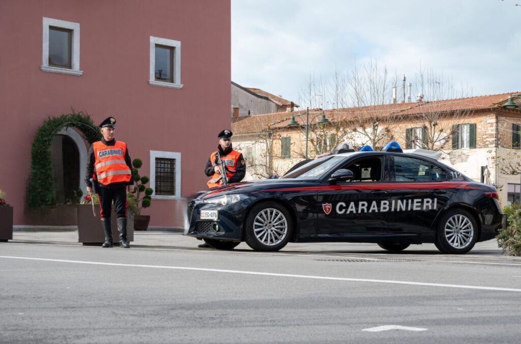 Minacce con bottiglia rotta e furto al supermercato: due arresti in centro a Viareggio