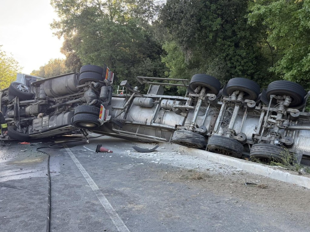 Statale 68 riaperta a Montecatini Val di Cecina dopo lo sversamento di soda caustica