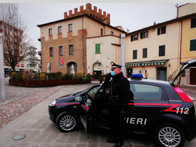 Nascondeva la droga dietro al clacson dell'auto: arresto nell'Aretino