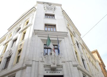 Nel 2025 cresce il livello di competenze digitali (54,3%, +8,4%), ma il target europeo dell'80% rimane distante