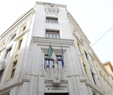 Nel 2025 cresce il livello di competenze digitali (54,3%, +8,4%), ma il target europeo dell'80% rimane distante