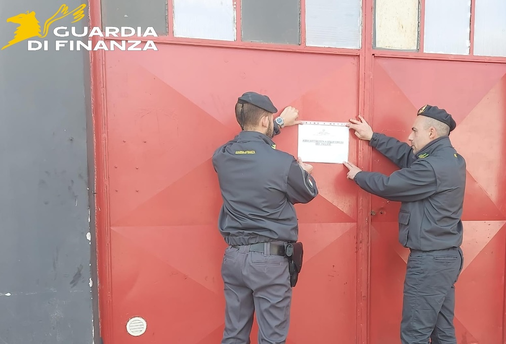Officina non registrata presso il fisco sequestrata dalla Guardia di Finanza nel Pisano