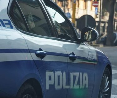 Perquisizione dell'ufficio di un ispettore a Prato: sequestrati un lingotto d'oro e dolcetti italiani.