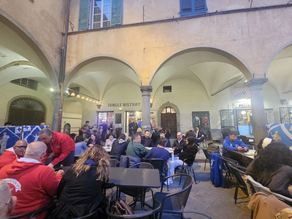 Pisa: la piazza delle Vettovaglie si illumina con 'Aperijazz biancoceleste'