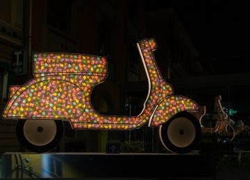Pontedera, 80 anni di Vespa: inaugurazione dell'installazione urbana 'V80'